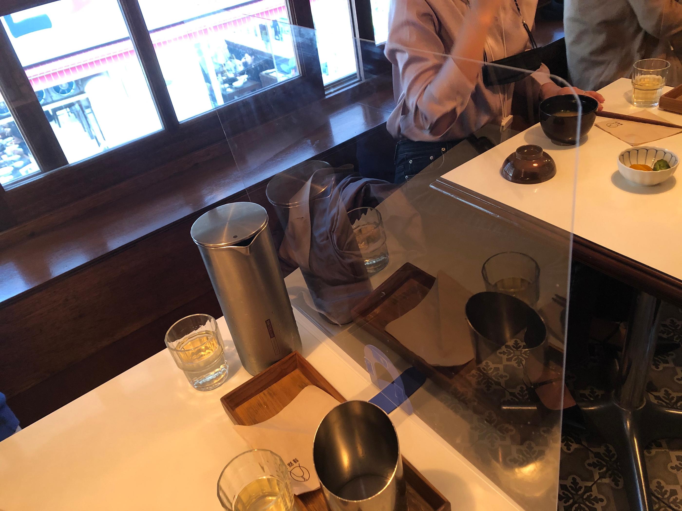 Một điểm nổi bật trong biện pháp giãn cách COVID-19 tại Hàn Quốc: tấm chắn nhựa ngăn cách giữa các khách hàng trong nhà hàng, tạo khoảng cách an toàn và hạn chế tiếp xúc trực tiếp.