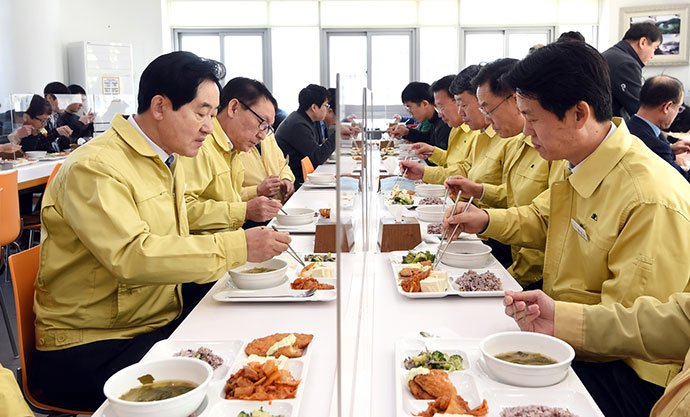 giãn cách xã hội  khi ăn ở hàn 