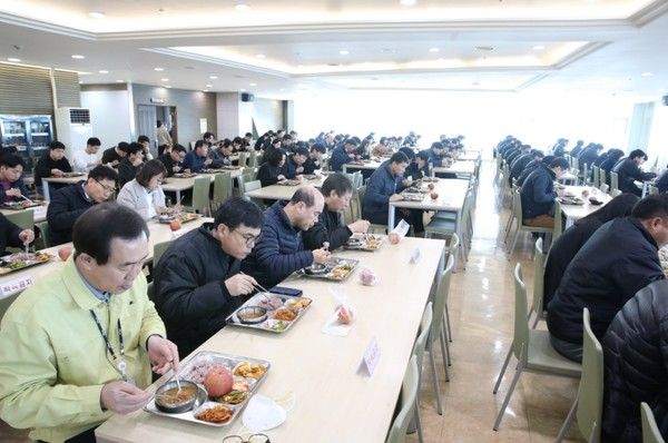giãn cách xã hội khi ăn ở hàn quốc