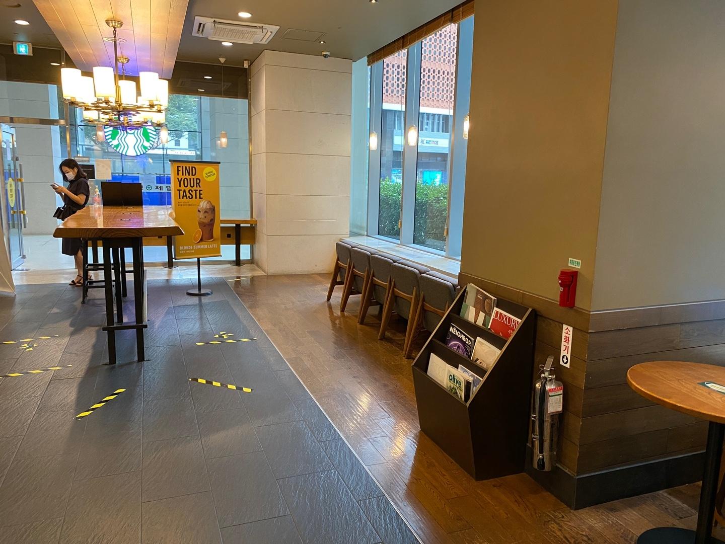 giãn cách xã hội ở starbucks 