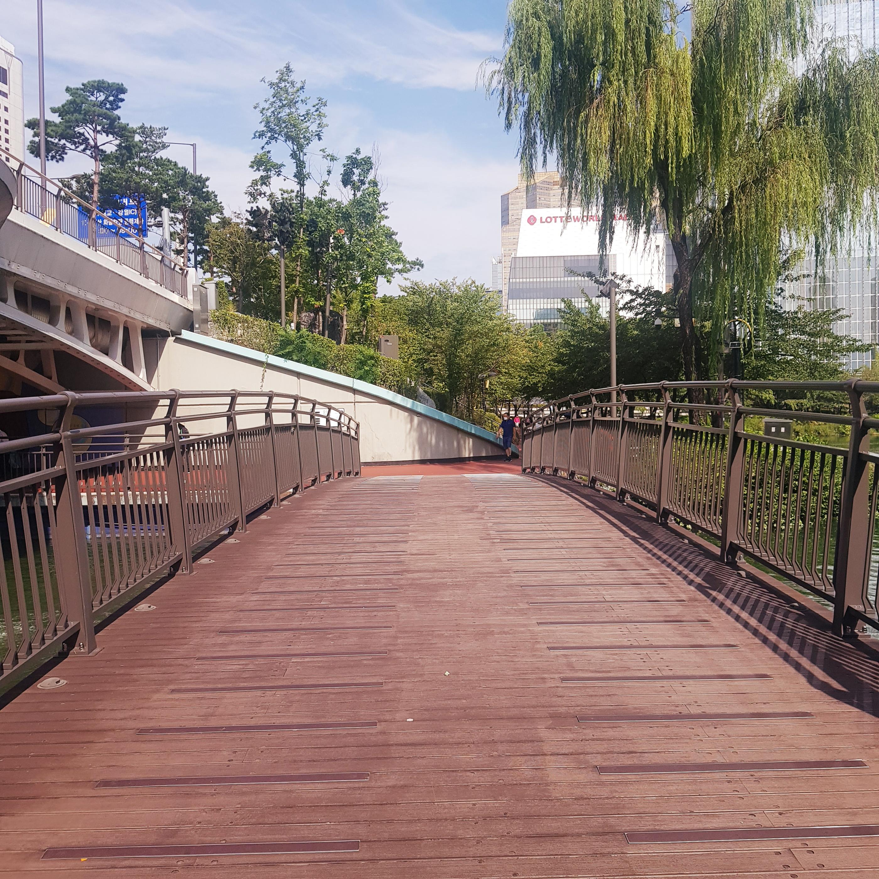韓国、韓国の遊園地、ロッテワールド、ロッテワールドタワー、ロッテワールドモール、ソクチョンホス、韓国の湖、韓国のカフェ