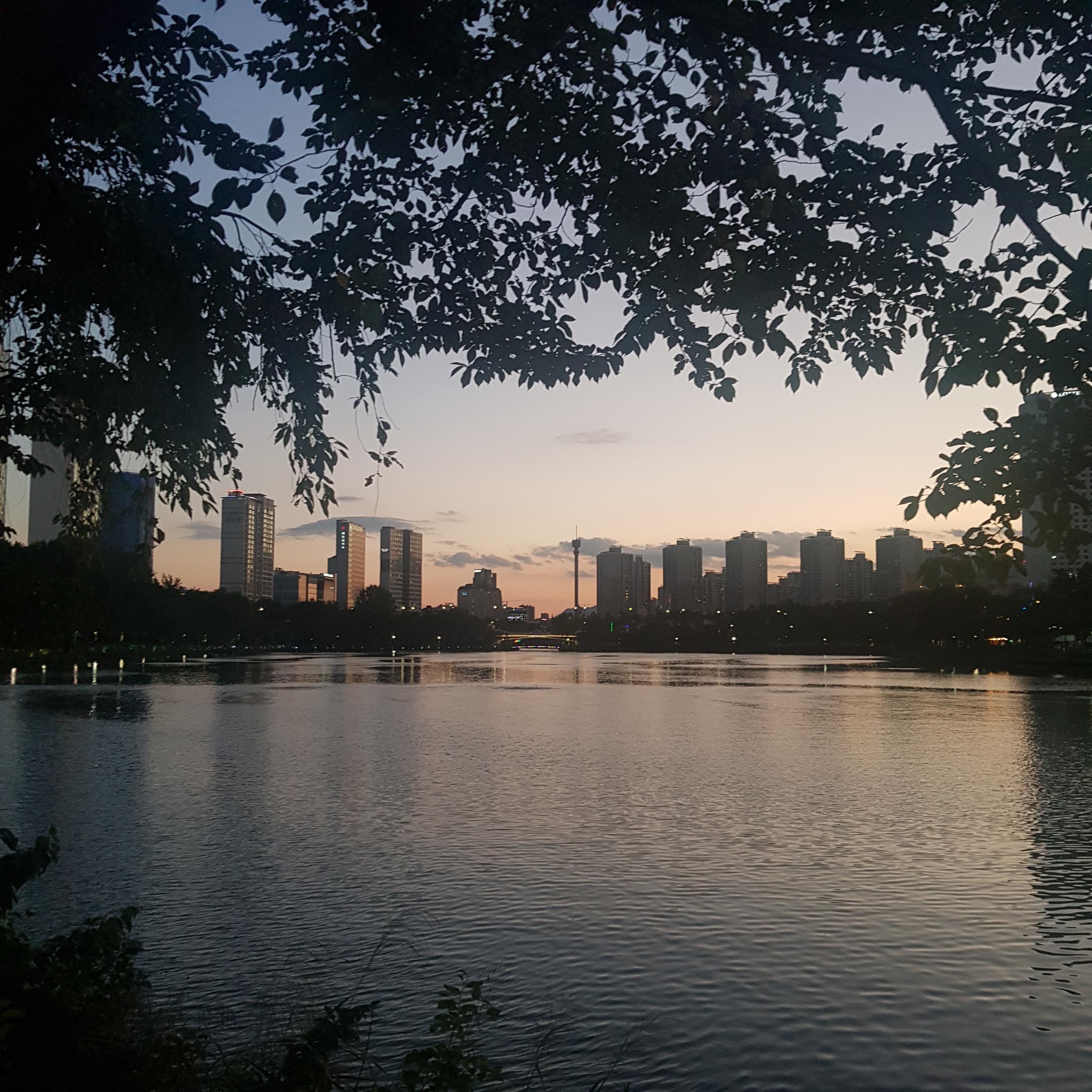 韓国、韓国の遊園地、ロッテワールド、ロッテワールドタワー、ロッテワールドモール、ソクチョンホス、韓国の湖、韓国のカフェ