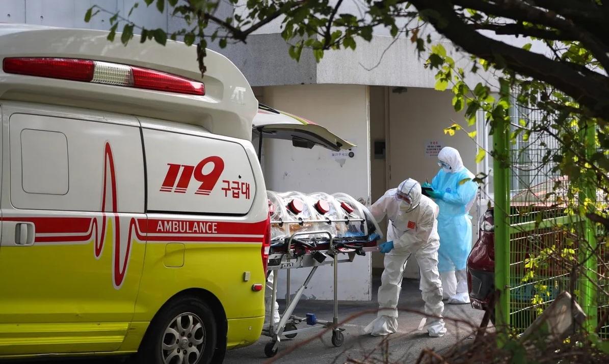 การตรวจ COVID-19 ในบุคลากรทางการแพทย์ในเกาหลีใต้ได้เริ่มดำเนินการในวันที่ 16 ตุลาคม ที่โรงพยาบาลในกวางจูเพื่อลดการแพร่ระบาดของไวรัส