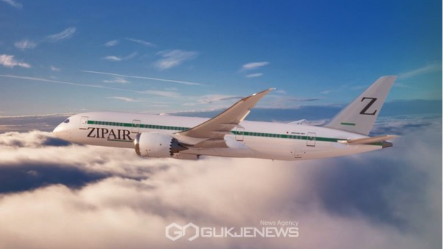 ZIPエア東京の旅客機が青空に浮かび、安定したフライトを象徴する