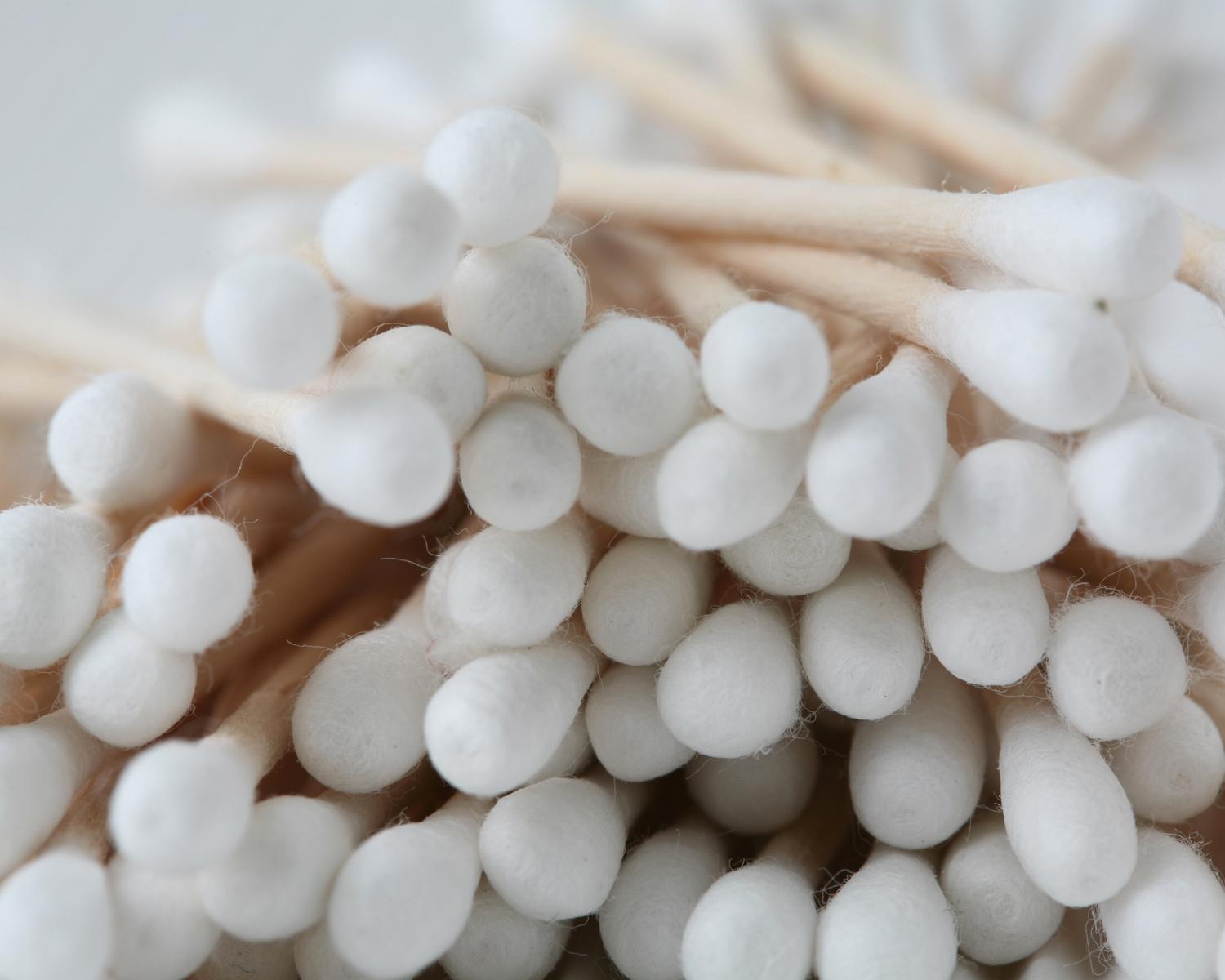 7 mẹo trang điểm của người Hàn dành cho các bạn đang tập trang điểm: hộp đựng bông ngoái tai