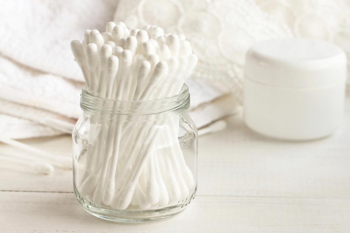 透明罐子裡裝滿棉花棒，建議將其用於衞生地塗抹護膚品或化妝品。