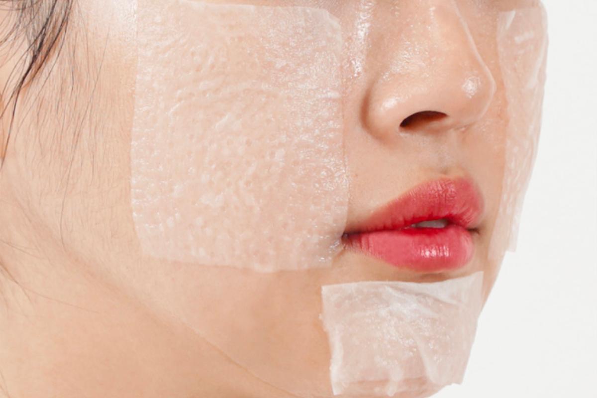 爽膚水及化妝棉展示，準備用於敷面，使皮膚保濕及使妝容更貼服。