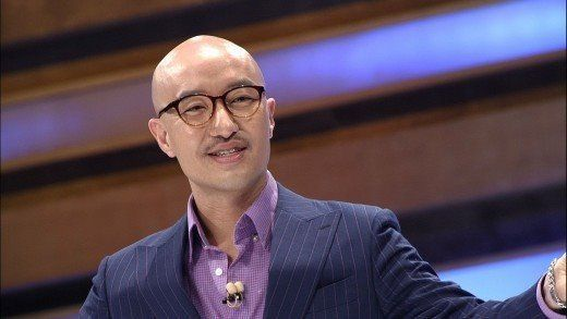 韓國藝人洪錫天的電視演出照片，他是韓國首位公開性向的演藝人員。