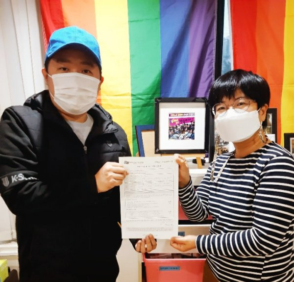 權祹芸與韓國正義黨成員合影，背景是彩虹旗，展示其性少數群體支持立場。