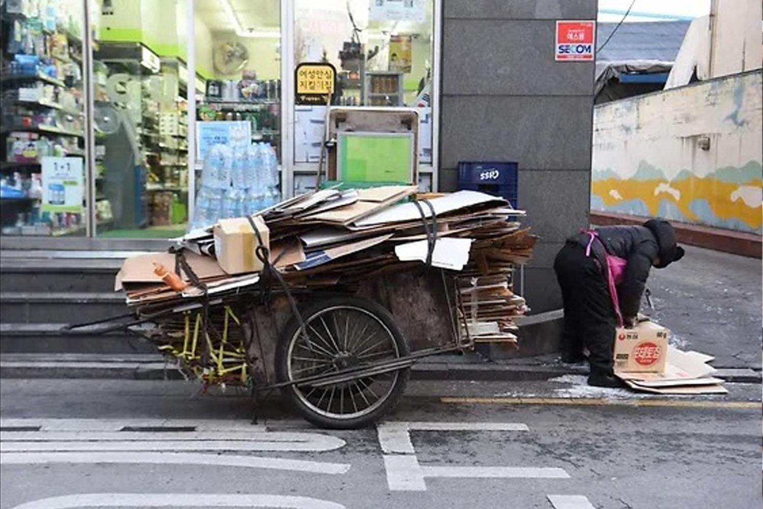 อีกหนึ่งปัญหาที่กำลังหนักขึ้นเรื่อยๆในสังคมเกาหลี กับปัญหาผู้สูงอายุที่ขาดรายได้และต้องอยู่ด้วยเพียงลำพัง โดยรู้แต่เพียงว่า