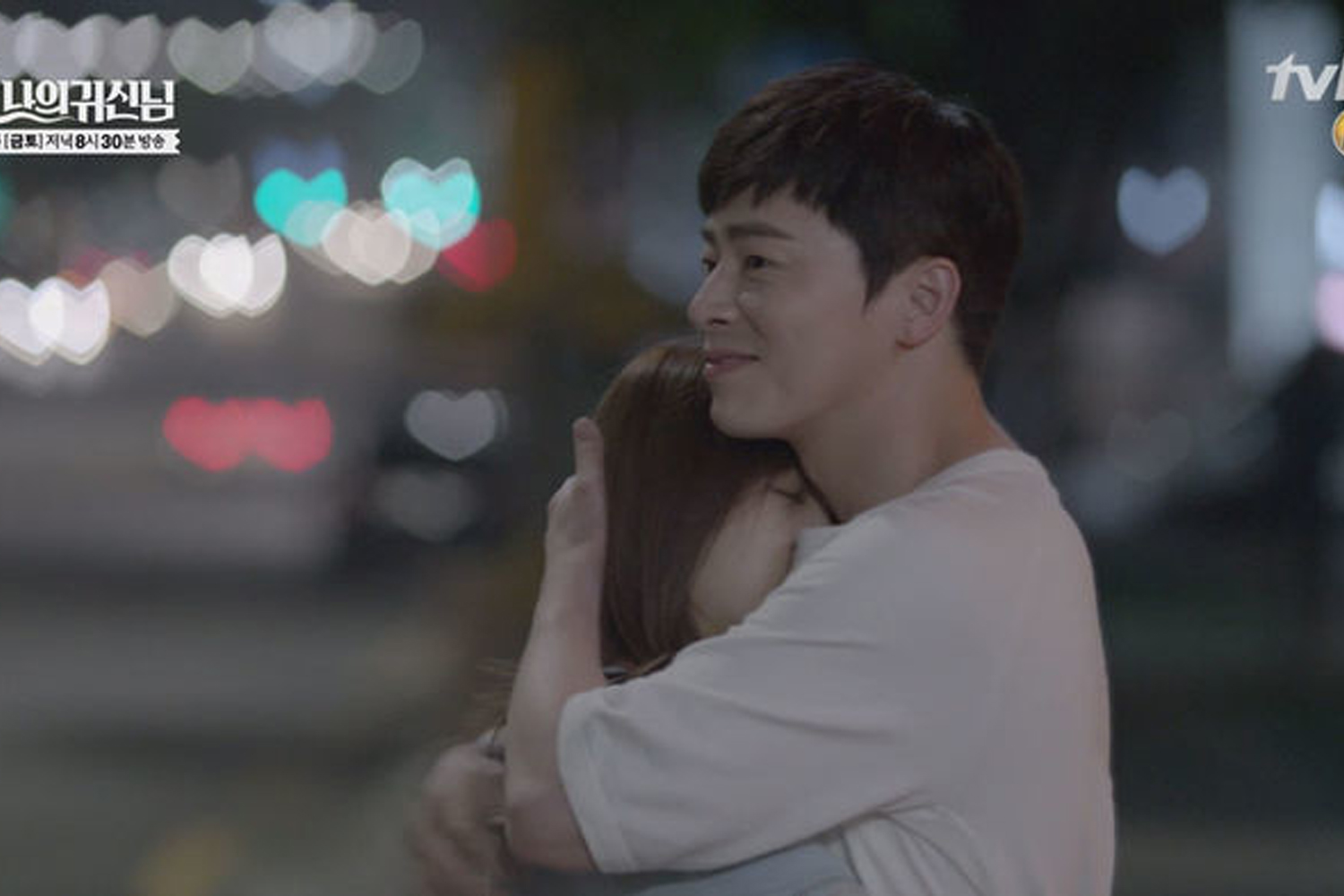 韓劇中一對情侶在街上擁抱，背景是夜晚的模糊燈光，呈現浪漫的氛圍。