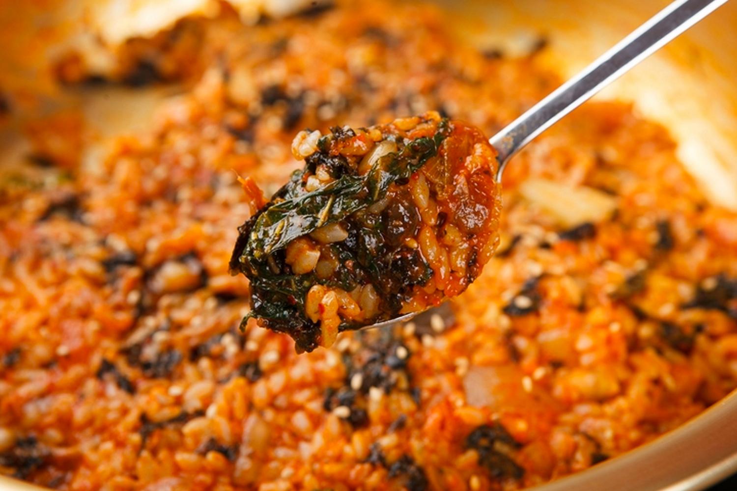 7 khác biệt lớn trong cách ăn của người Hàn và người Việt: cơm rang