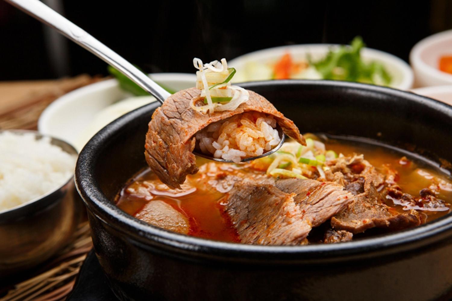 7 khác biệt lớn trong cách ăn của người Hàn và người Việt: cơm canh