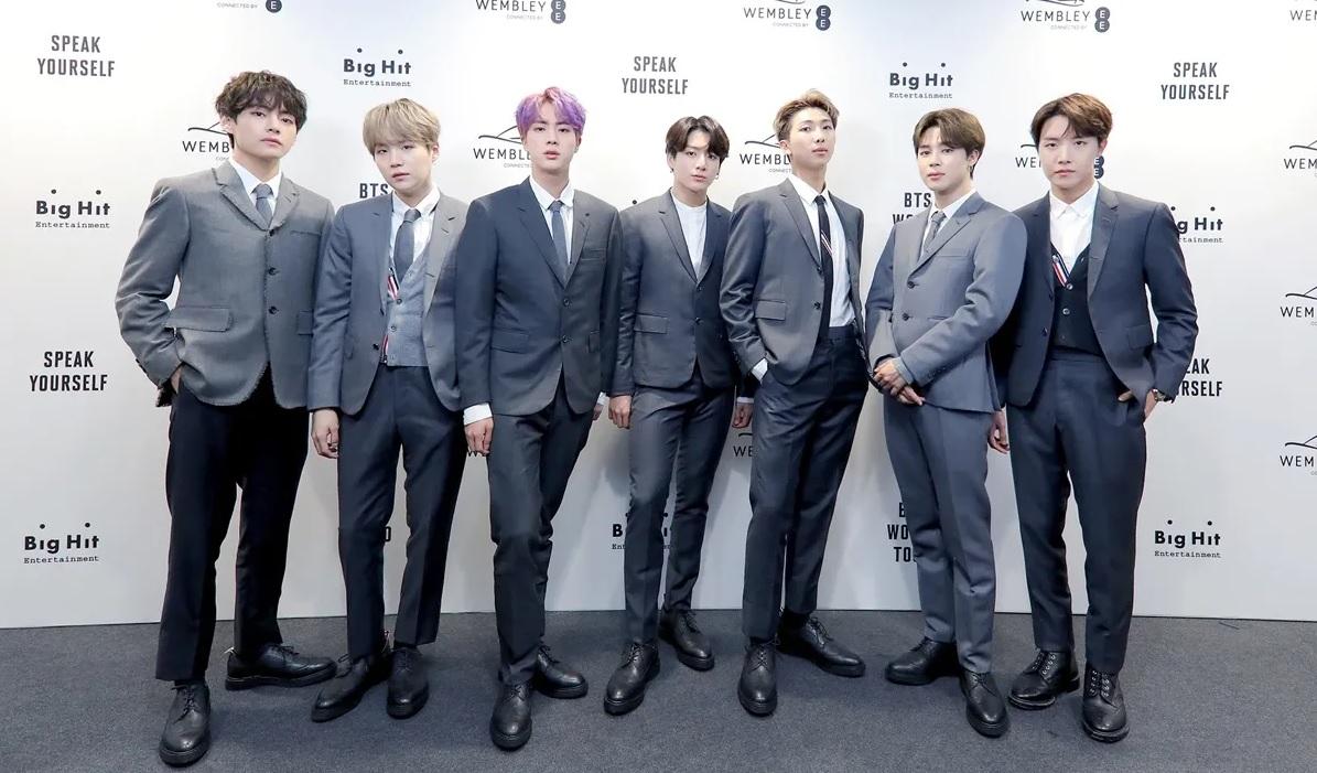 ภาพเกี่ยวกับความขัดแย้งระหว่างแฟนคลับจีนและวง BTS ซึ่งแฟนชาวจีนได้แสดงความไม่พอใจจากคำกล่าวของ BTS มีการใช้ภาพสมาชิกวงในชุดสูทในงานอีเวนท์เป็นสัญลักษณ์ขัดแย้ง