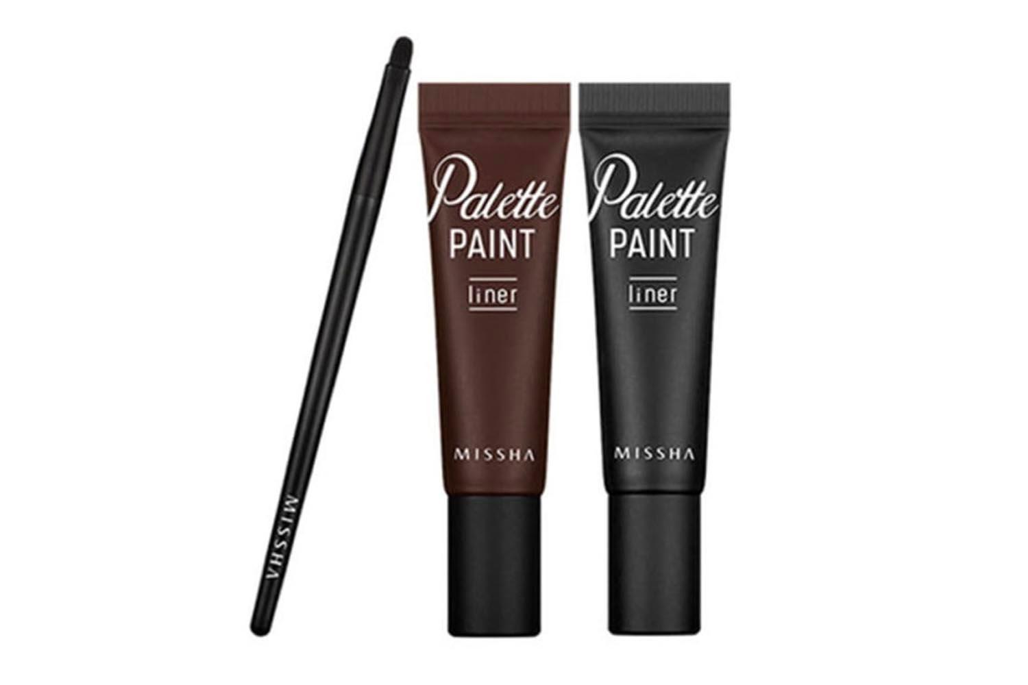 Zwei Tuben des MISSHA Palette Paint Liners in den Farben Schwarz und Braun, begleitet von einem feinen Pinsel, vor einem weißen Hintergrund.