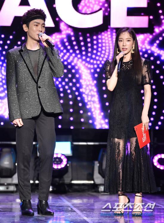 華やかな衣装を着たキーとテヨン