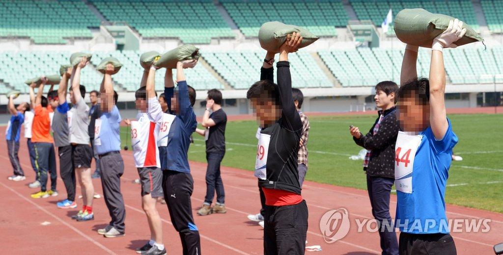 เรื่องน่าสนใจเกี่ยวกับอาชีพพนักงานเก็บขยะในเกาหลี ที่มีตำแหน่งเป็นถึงข้าราชการ? และได้เงินเดือนเริ่มต้นที่ 3.5-4 ล้านวอนหรือประมาณ 70,000-90,000 บาท 5