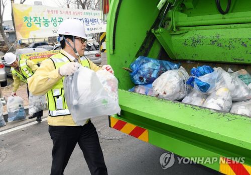 เรื่องน่าสนใจเกี่ยวกับอาชีพพนักงานเก็บขยะในเกาหลี ที่มีตำแหน่งเป็นถึงข้าราชการ? และได้เงินเดือนเริ่มต้นที่ 3.5-4 ล้านวอนหรือประมาณ 70,000-90,000 บาท 1