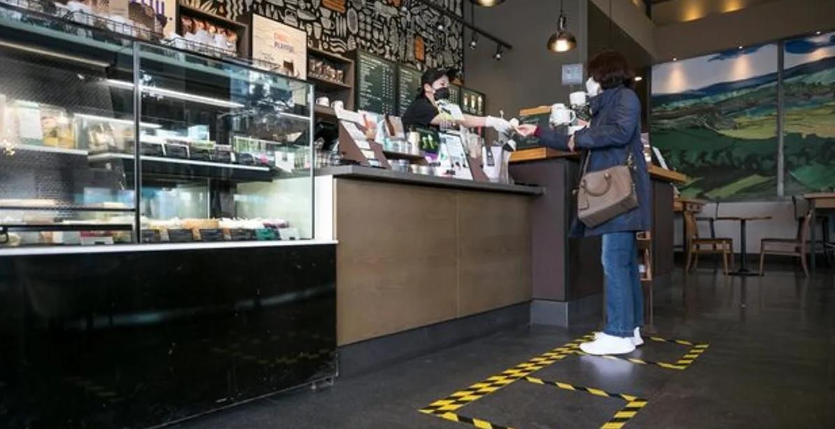 มาตรการป้องกันโควิดในกาแฟเกาหลีใต้ ตอนนี้ยืนห่างกันสองเมตรเพื่อความปลอดภัย
