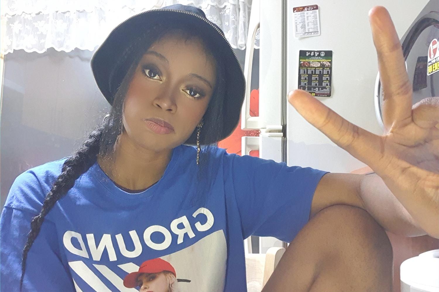 Black Swan的成員在家中自拍照