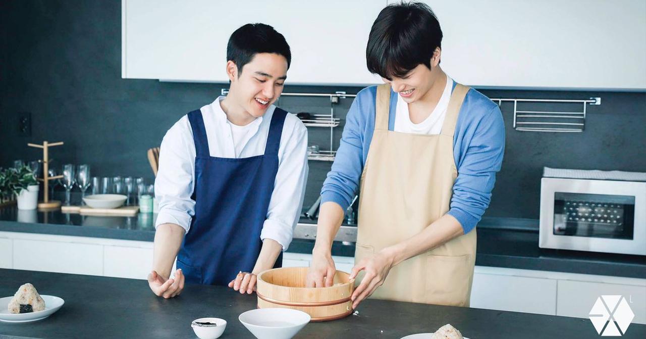 兩個人在韓劇背景的廚房裡準備料理的場景。