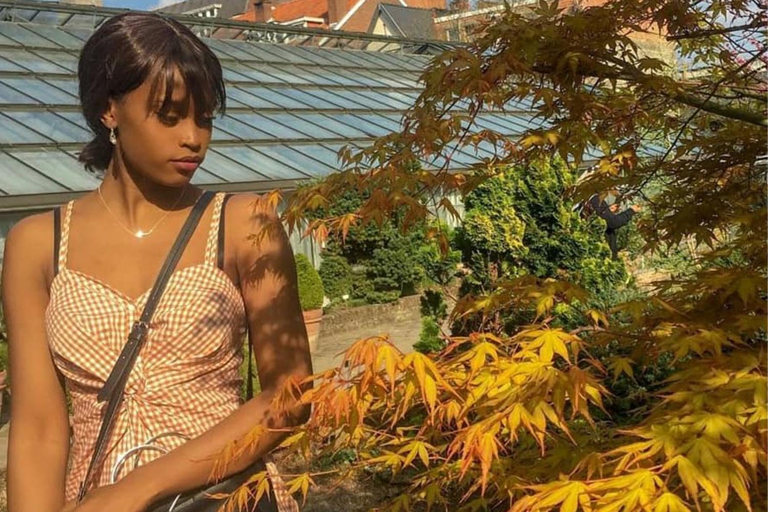 比利時籍歌手Fatou在花園中的圖片