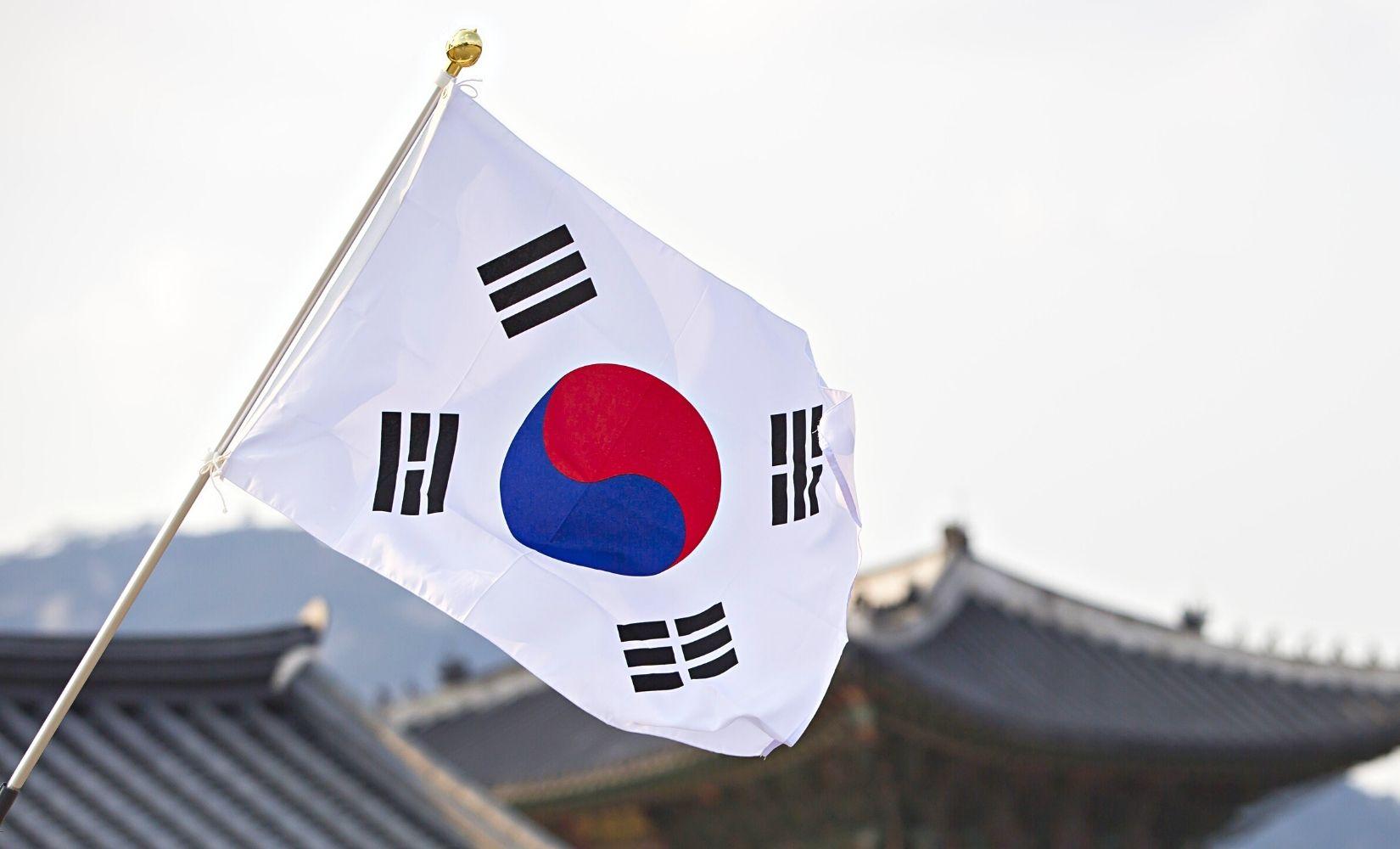Cờ Taegeukgi là biểu tượng đặc trưng cho đất nước Hàn Quốc. Trong lịch sử hình thành cờ, Taegeukgi còn mang ý nghĩa vĩnh cửu và số phận của quốc gia. Từ khi được tạo ra, cờ Taegeukgi đã trở thành niềm tự hào của nhân dân Hàn Quốc. Hãy xem hình ảnh lịch sử hình thành cờ Taegeukgi để hiểu rõ hơn về bức tranh đa dạng và phong phú của đất nước này.