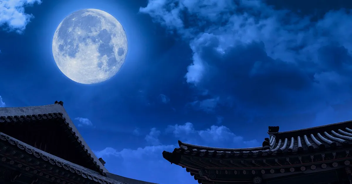 ภาพท้องฟ้ายามค่ำคืนในช่วงเทศกาลชูซ็อคที่แสงจันทร์งดงามส่องสว่างกับสถาปัตยกรรมโบราณของเกาหลี แสดงถึงวัฒนธรรมและประเพณีที่เป็นเอกลักษณ์ของชาวเกาหลี