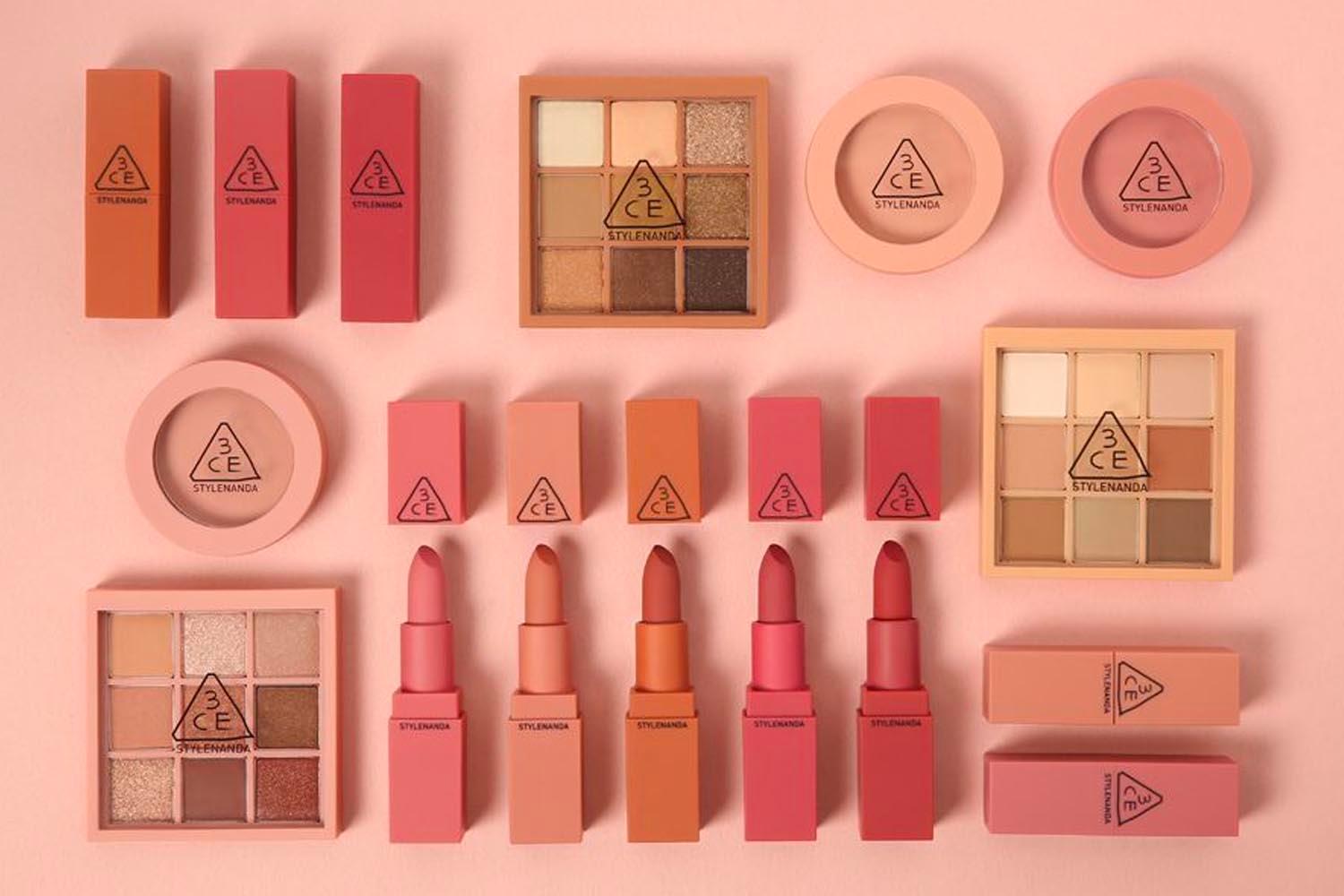 Eine Auswahl von 3CE Mood Recipe Matte Lip Colors, arrangiert mit passenden Lidschatten-Paletten. Diese Produkte bieten eine perfekte MLBB-Farbpalette für jeden Hautunterton.