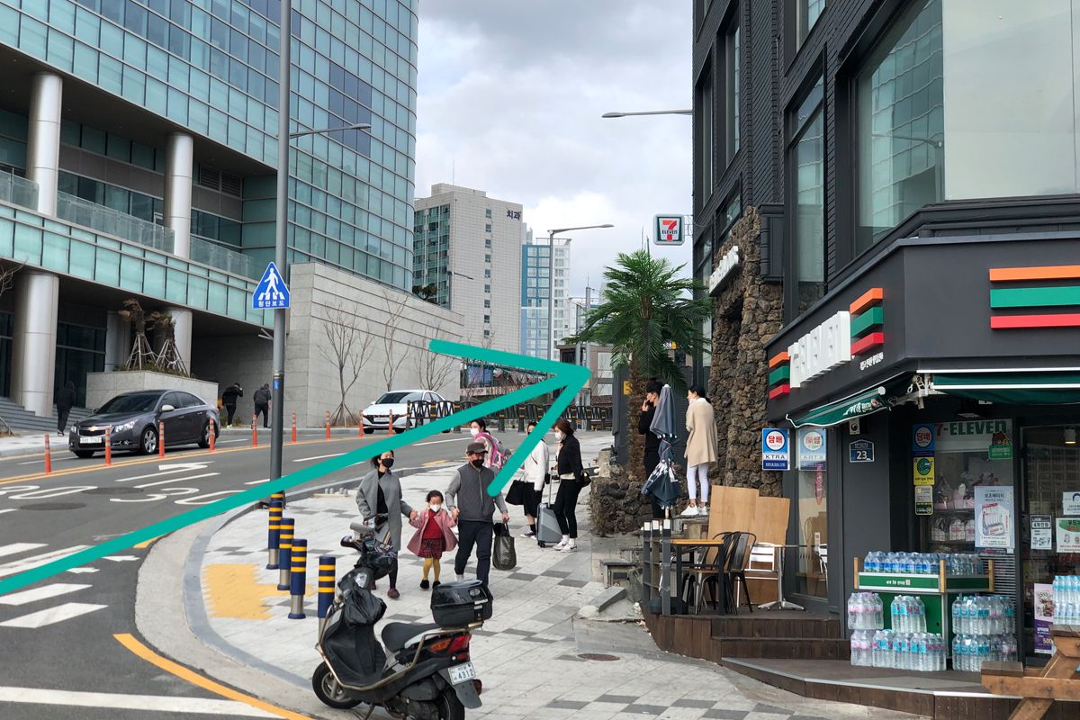 cửa hàng 7-eleven trên đường dốc dẫn đến lối vào Công viên đường tàu xanh Haeundae