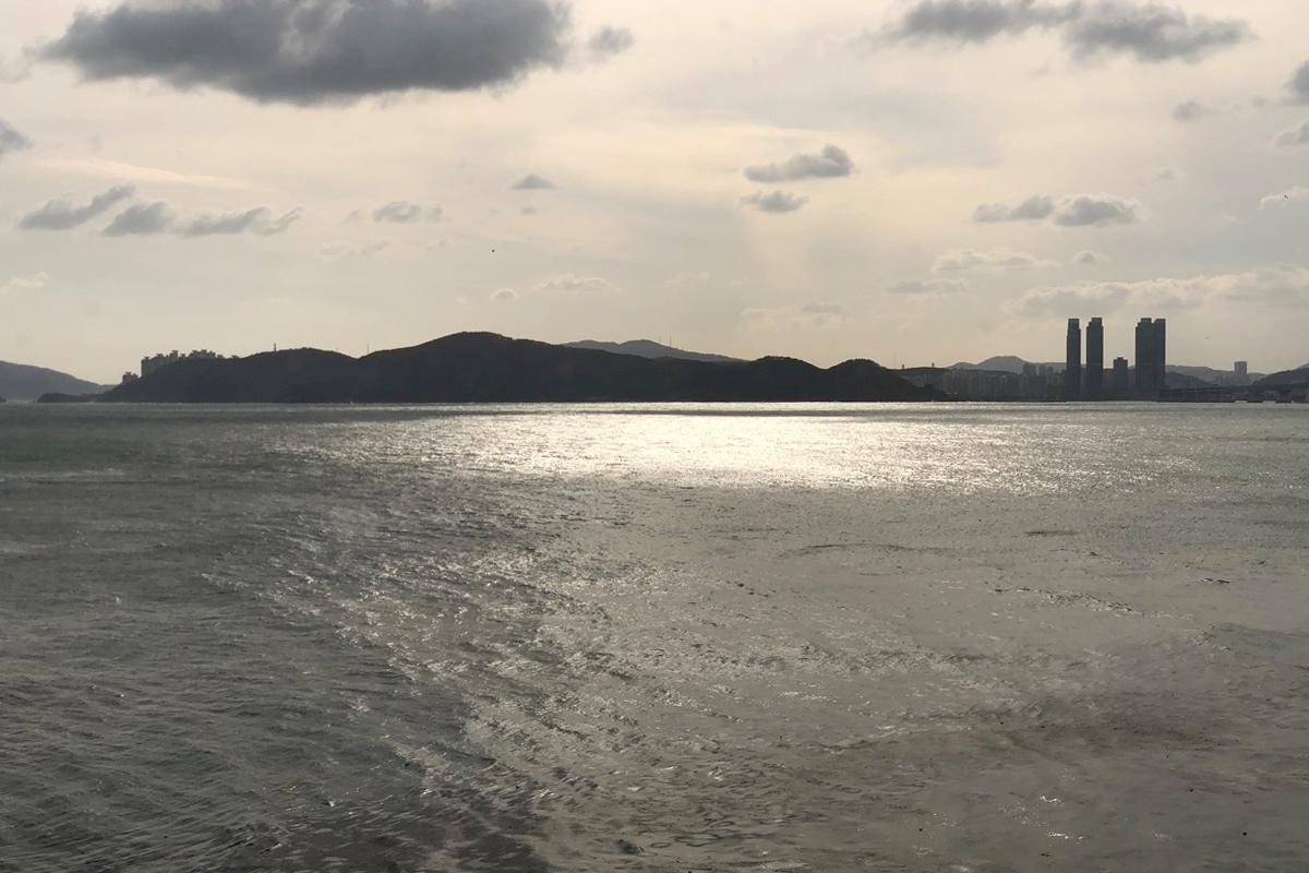 วิวทะเลและตึก