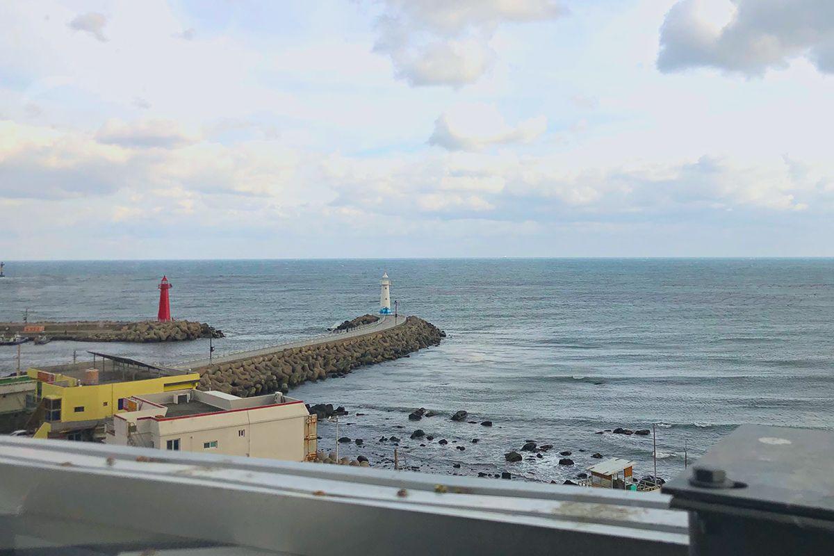 ngọn hải đăng đôi màu đỏ và trắng