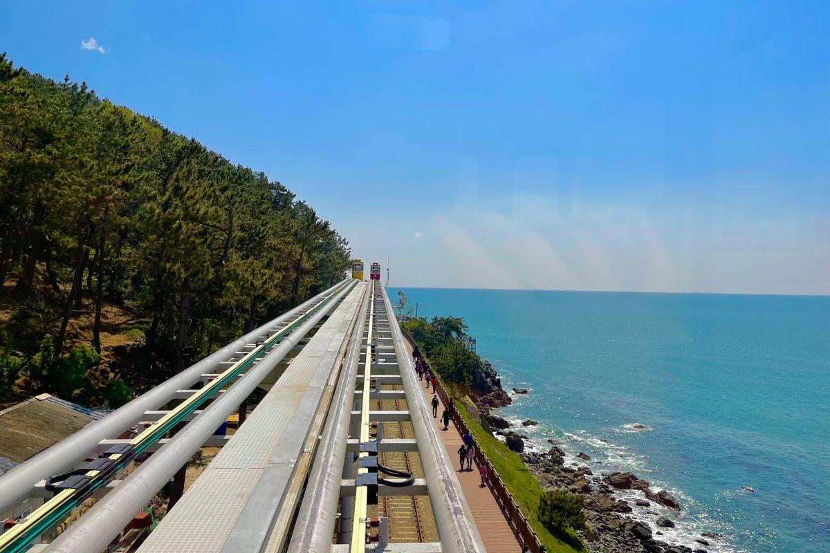 cảnh biển từ  tàu Sky Capsule ở Busan, Hàn Quốc