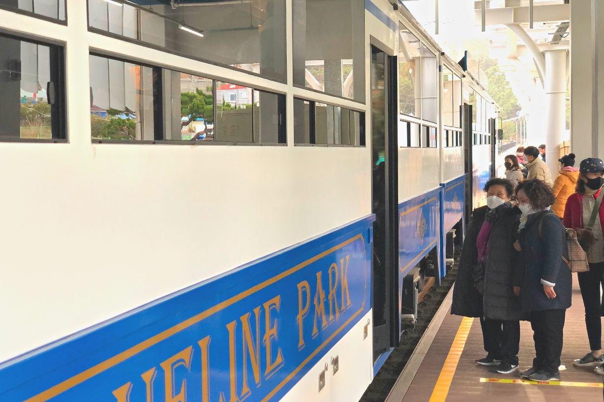 lên tàu ven biển Haeundae ở Busan, Hàn Quốc