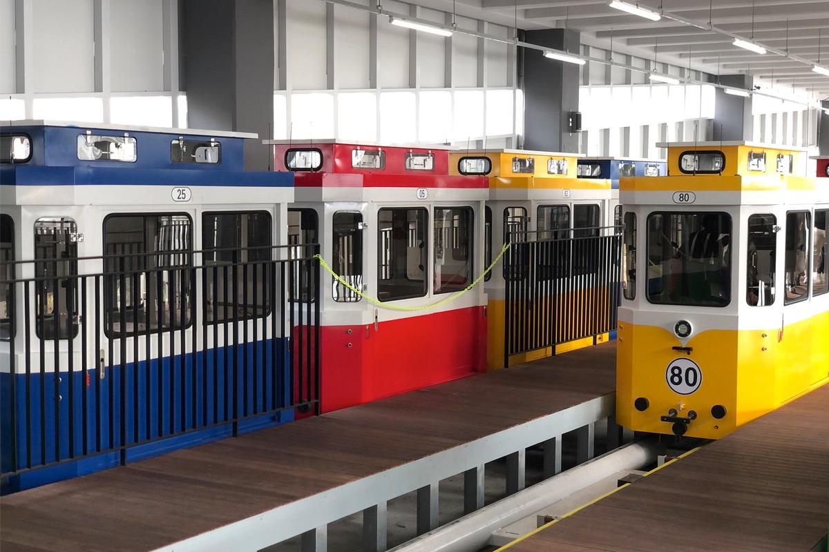 รถไฟสีแดง เหลือง น่ำเงิน