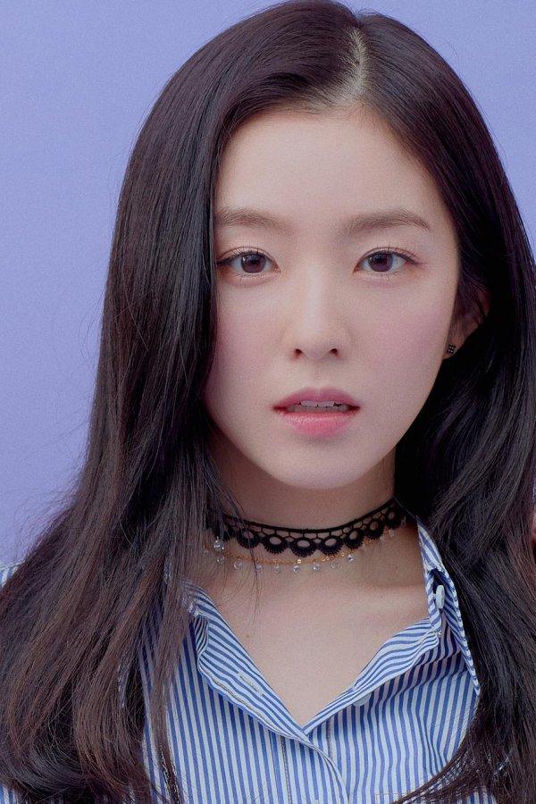 スリムなシルエットを持つストライプシャツを着た韓国の女性アイドル