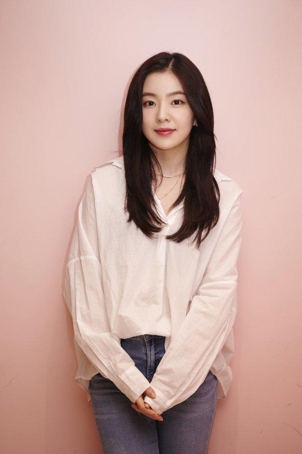 白いシャツとデニムを着た韓国の女性アイドルの写真