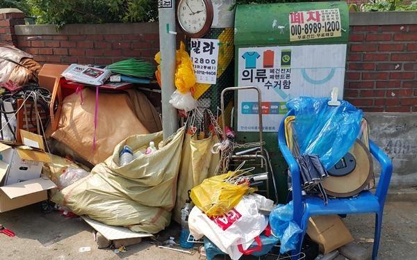 ตู้บริจาคสิ่งของในเกาหลีเป็นตู้เหล็กที่มีเครื่องใช้มากมายวางอยู่ข้างๆ แสดงถึงการบริหารจัดการที่ไม่ดีและการละเลยจากผู้ดูแลท้องที่