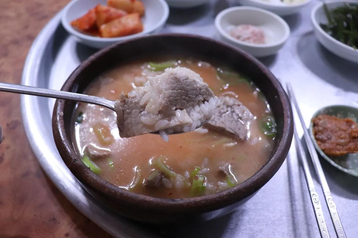 歷史悠久的豬肉湯飯，配以嫩滑的豬肉與滿滿香味的米飯，經典的釜山風味。