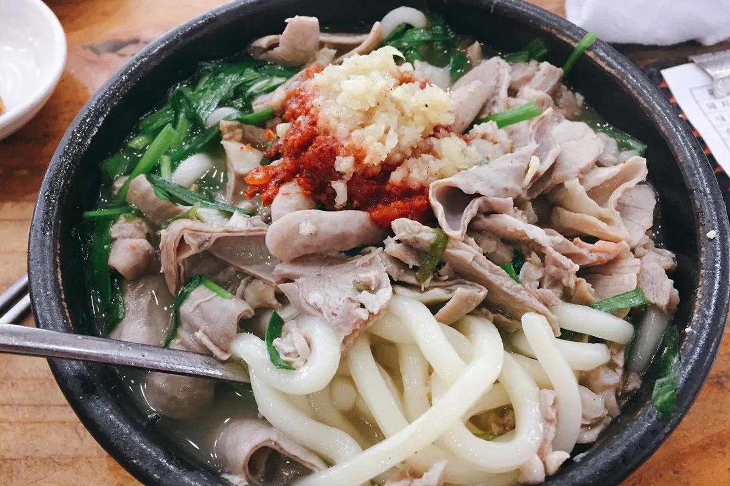 釜山當地豬肉湯飯，顏色濁的豬骨湯搭配切好的豬肉和蒜蓉蘸醬，美味可口。