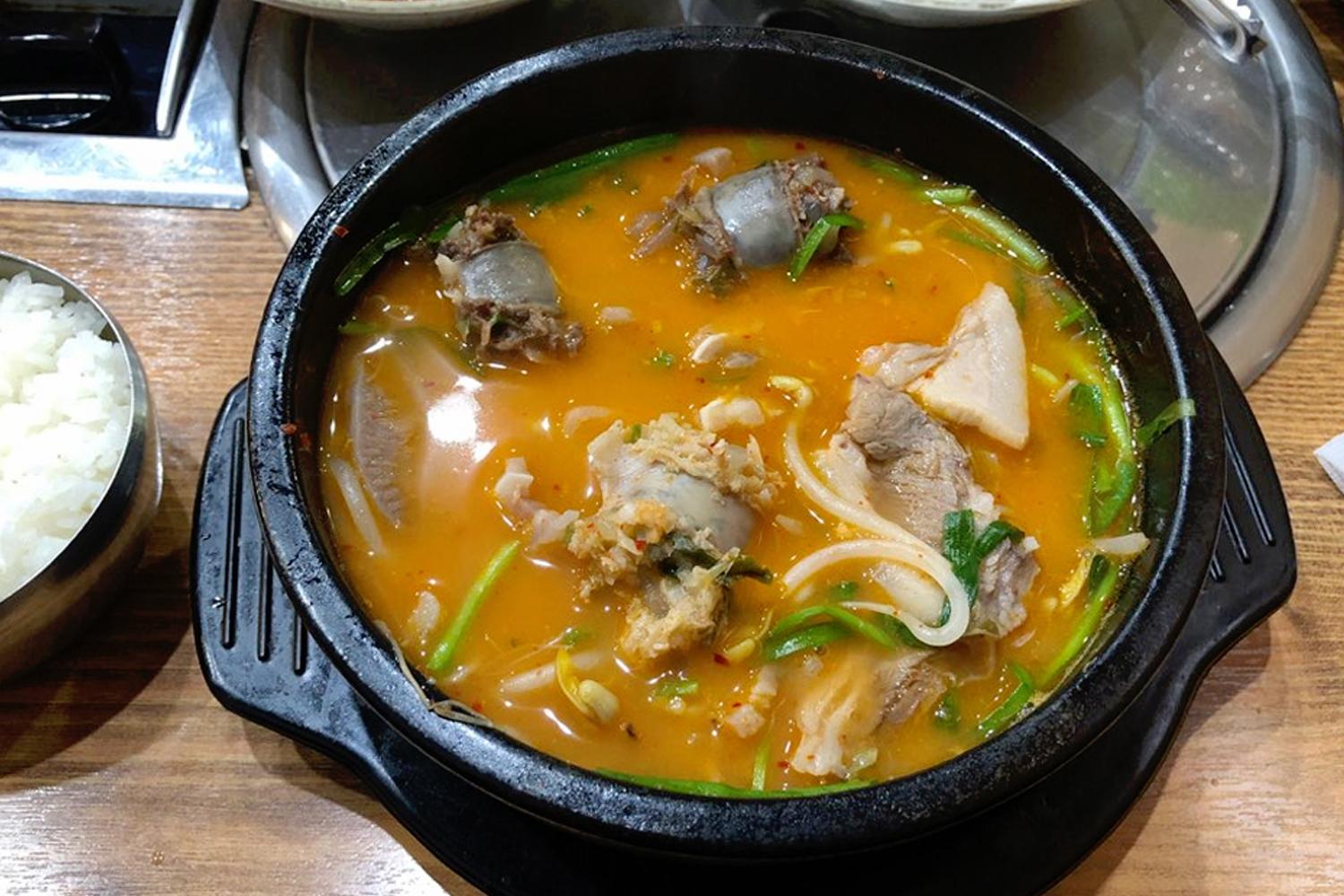 蘿蔔泡菜與血腸湯，共同組成了純正的韓國家庭味道，富有情感的家常菜。