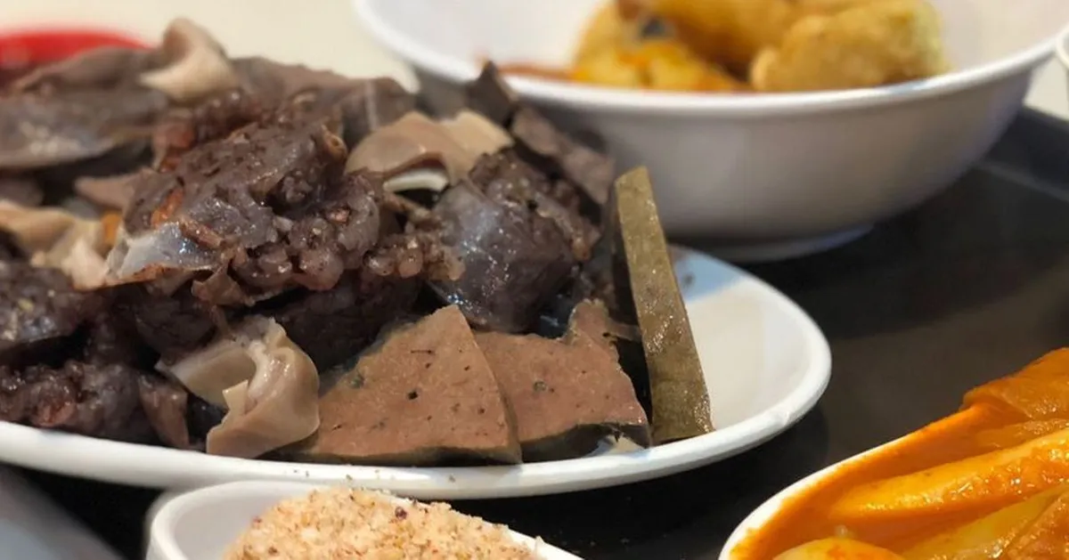 韓國街頭美食中的血腸和其他內臟片，展示多樣化的搭配，是當地熱門的下酒菜或主食選擇。