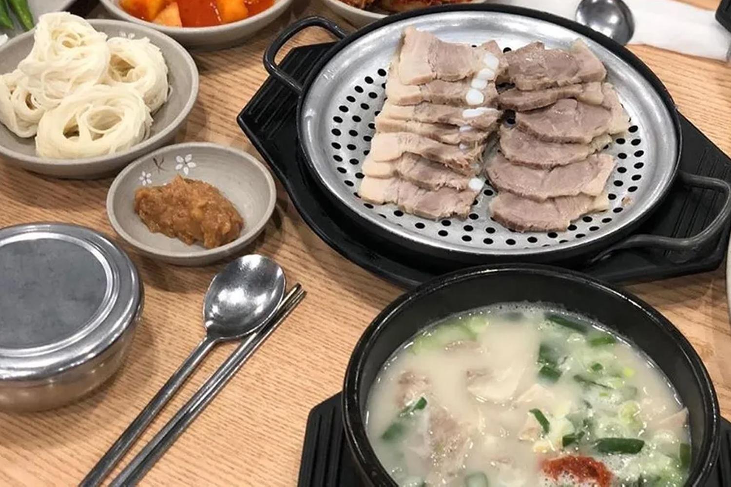 細膩刀工切片的豬肉，配上各類韓式小菜與調料，為豬肉湯飯增添無限風味。