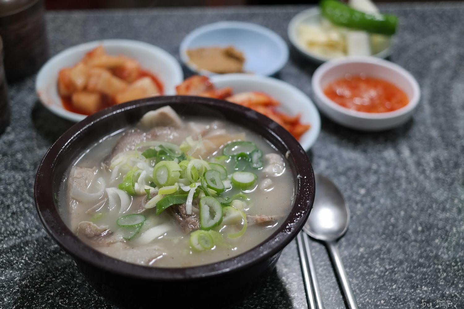 釜山豬肉湯飯，濃鬱的肉湯與新鮮蔬菜佐以豬肉薄片，呈現一碗豐富的美味湯飯。