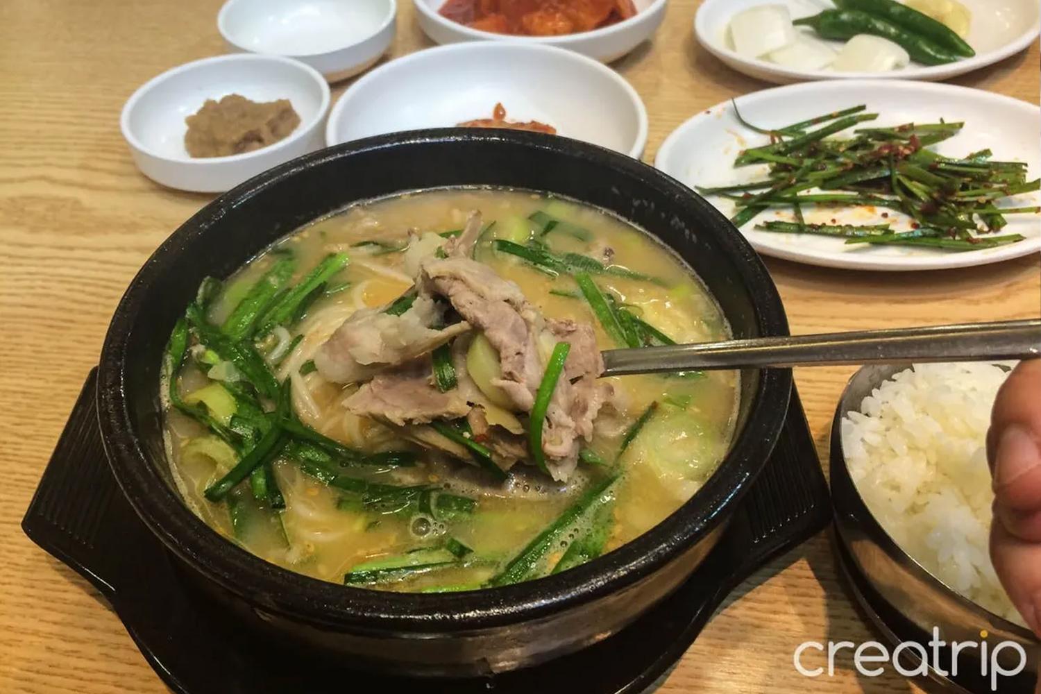 口味獨特的豬肉湯飯，加入了粗鹽、韭菜和辣椒等調料，風味獨具匠心。