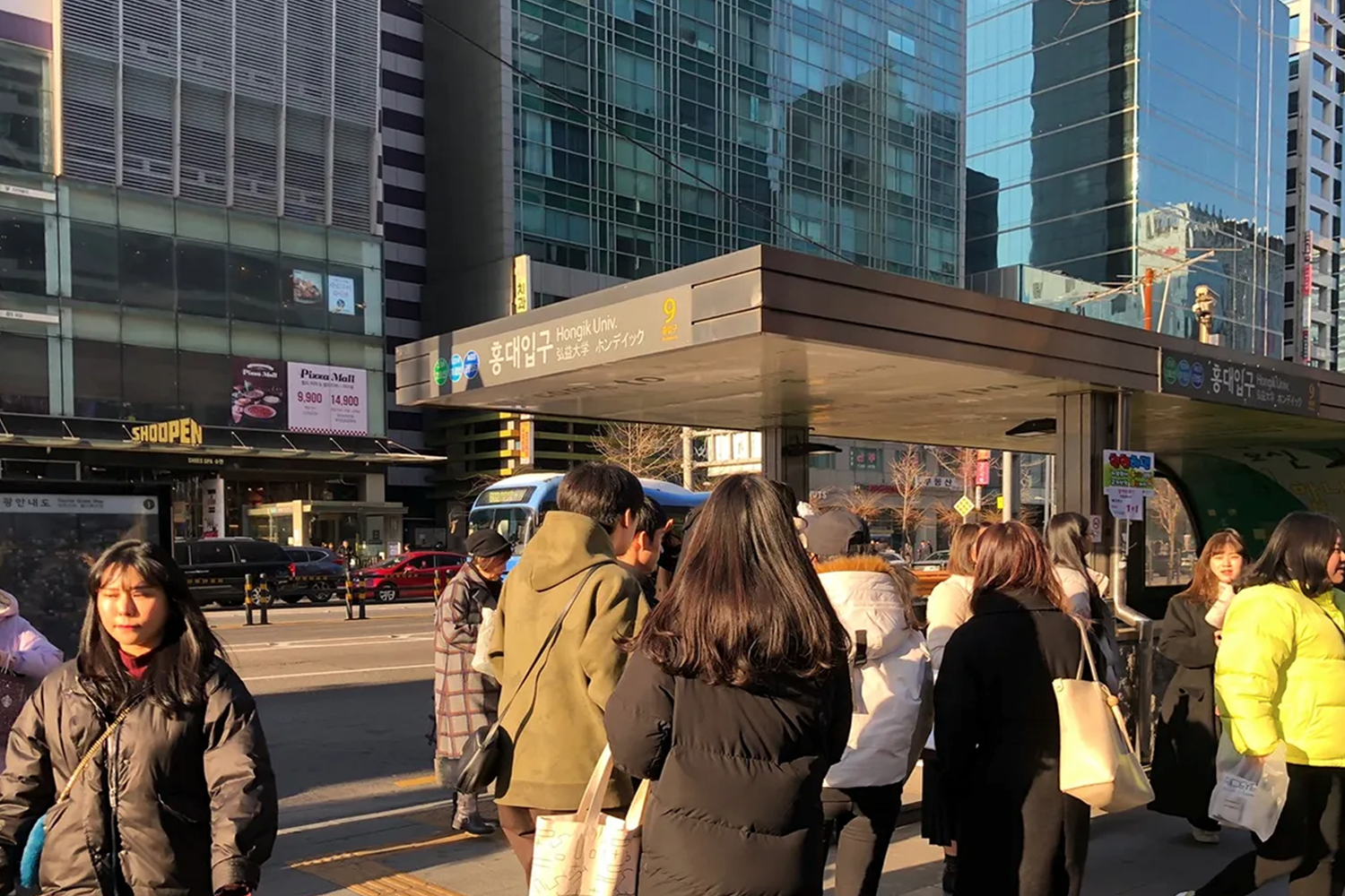 以前的弘大地鐵站出口, 擠滿了等待的乘客和行人