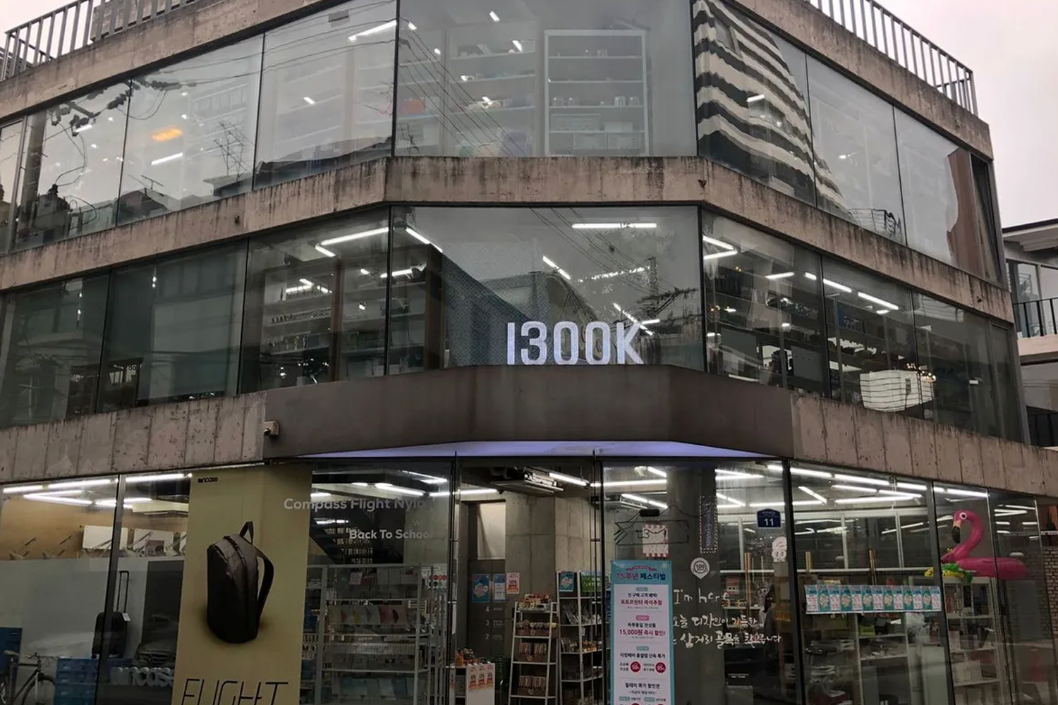 曾經繁忙的弘大停車場街, 現在店家不再營業