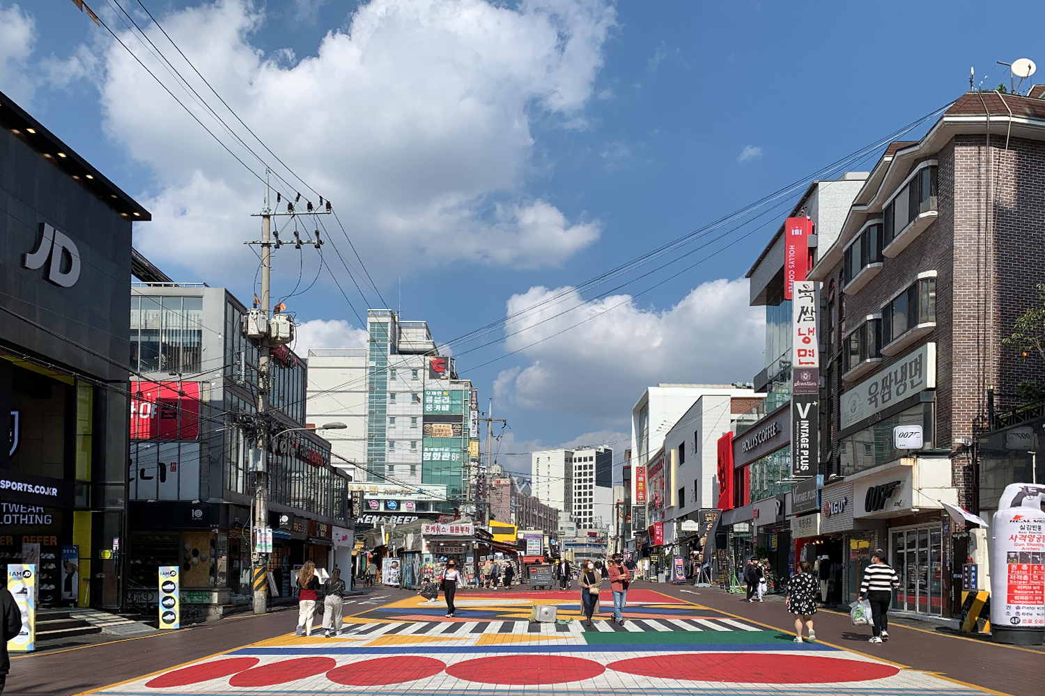 商業空置率上升的弘大街道, 門面掛有招租廣告