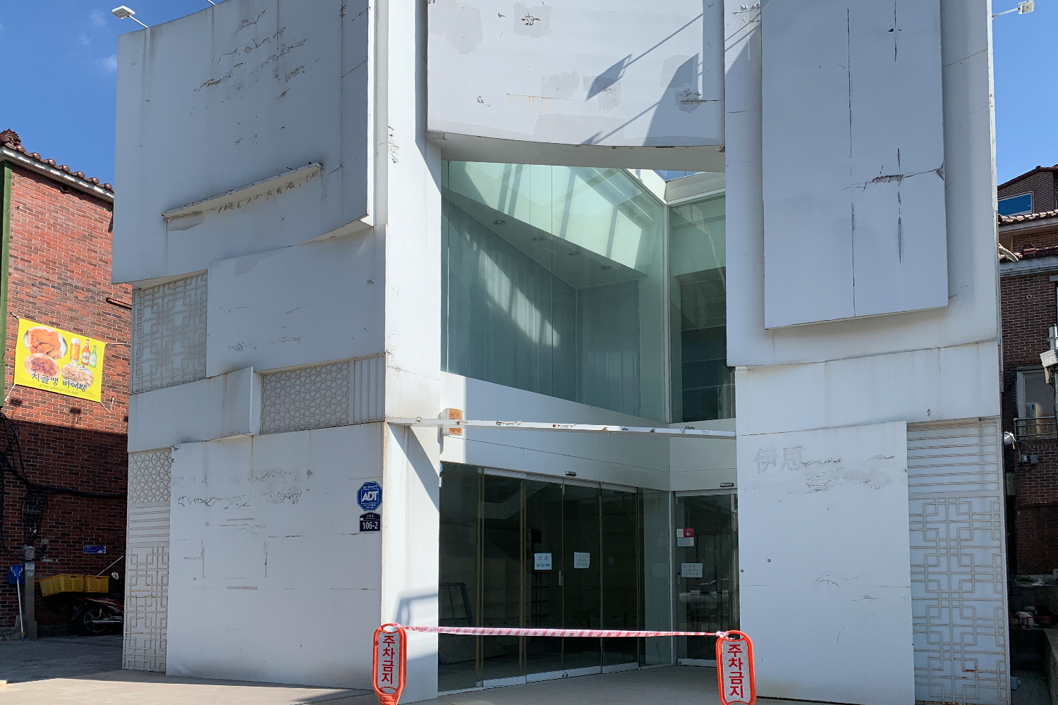 曾經熱鬧的三清洞街道, 吸引著大量觀光客享受當地風光