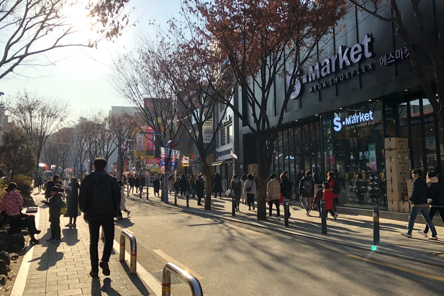 疫情前熱鬧的弘大商圈, 街道上充滿了行人和購物者